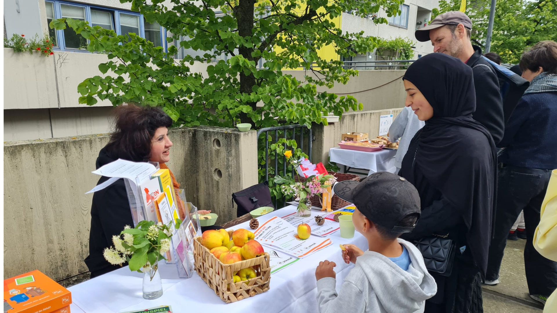 Familienzentrum High-Deck/Familienzentrum High-Deck bei der „Langen Tafel der Nachbarschaft“2.png